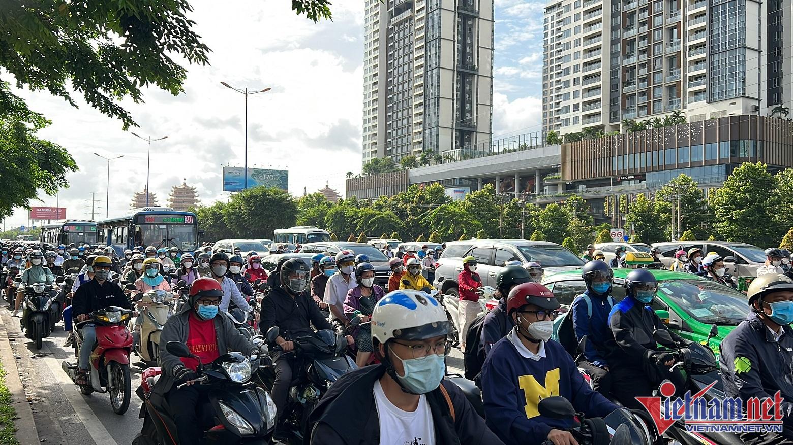 Người dân ‘điên đầu’ vượt ải kẹt xe trên đường qua 'khu nhà giàu' Thảo Điền