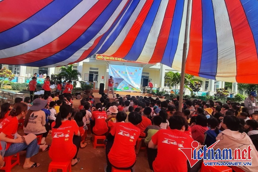 Vụ thổi giá thiết bị trường học  ở Đắk Nông, “Quýt làm cam chịu”