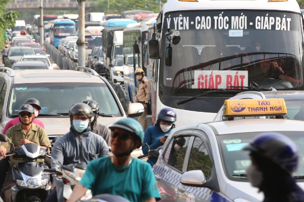 Phương tiện ùn ùn dồn về cửa ngõ phía nam Hà Nội cuối nghỉ lễ