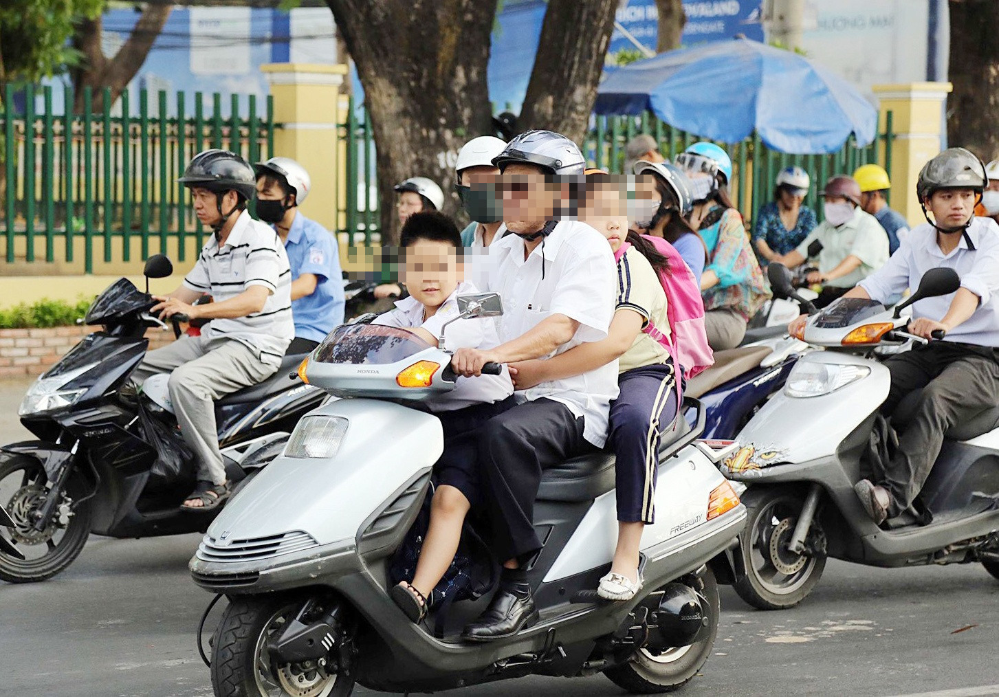 Từ vụ bé 4 tuổi vặn tay ga xe máy làm 3 người chết, bỏ ngay thói quen nguy hiểm