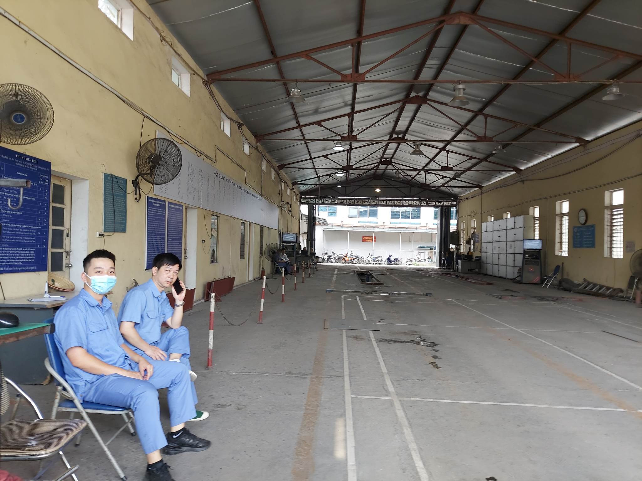 Cảnh khó tin ở trung tâm đăng kiểm, nhân viên rảnh việc ngồi chơi