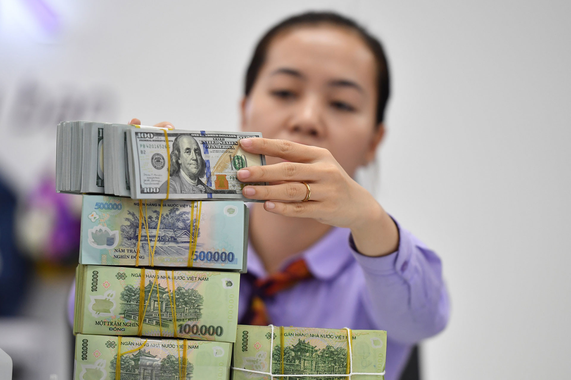 Giá USD ngân hàng bật tăng, vượt 24.300 đồng