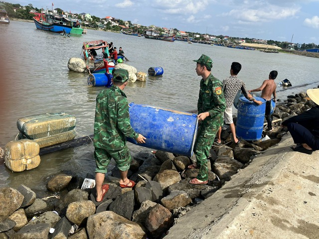 Tàu cá bị chìm khi đang vào trú, tránh bão ở vùng biển Quảng Trị