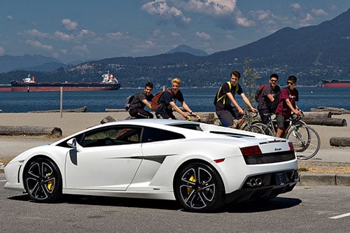 Người nghèo mua Lamborghini